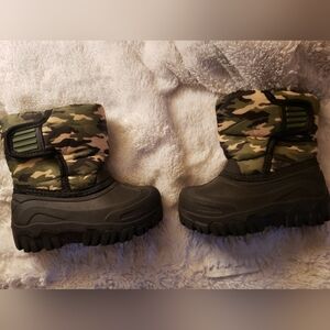 Camo insulated Boots Size 6